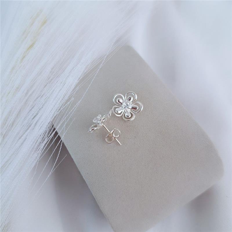 BRINCO PRATA 925 FLOR 1,1 CM PÉTALAS VAZADAS MIOLO PONTO LUZ