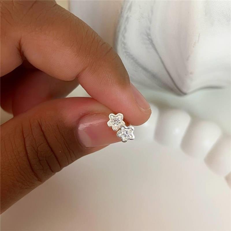 BRINCO PRATA 925 FLOR PEQUENA CRAVEJADO ZIRCÔNIA