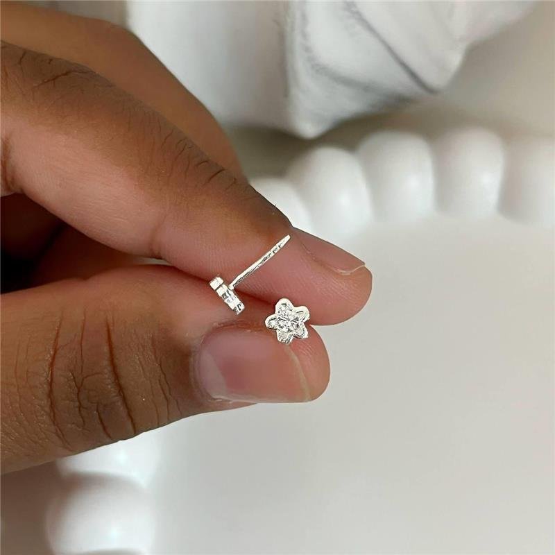 BRINCO PRATA 925 FLOR PEQUENA CRAVEJADO ZIRCÔNIA