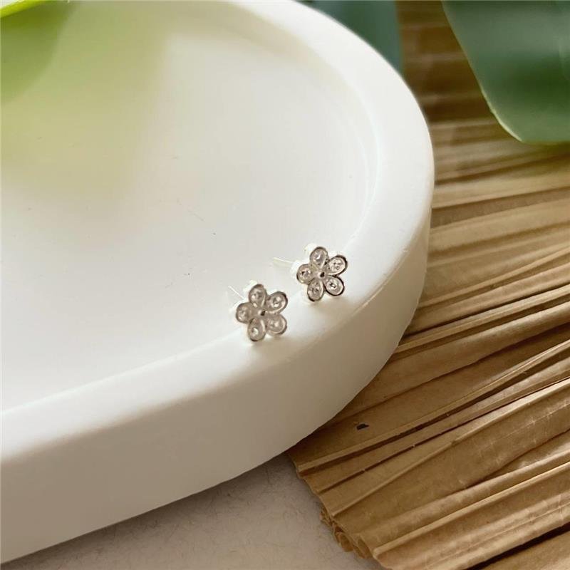 BRINCO PRATA 925 FLOR PÉTALAS COM ZIRCÔNIAS
