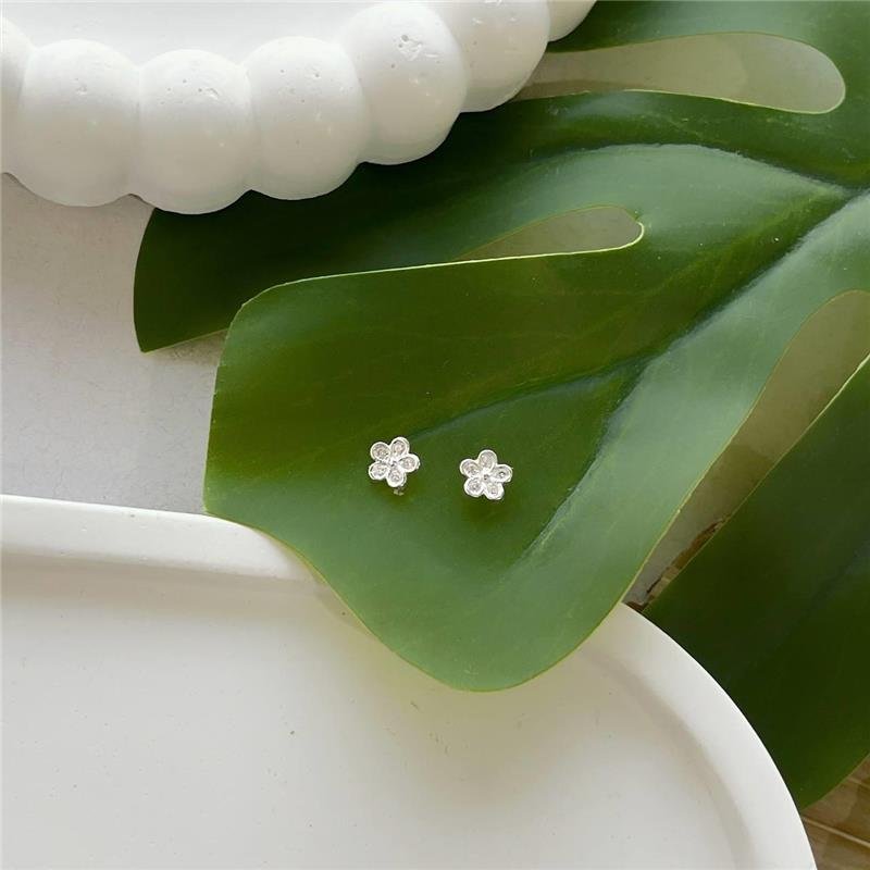 BRINCO PRATA 925 FLOR PÉTALAS COM ZIRCÔNIAS