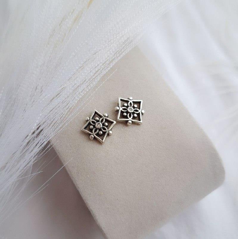 BRINCO PRATA 925 FLOR QUADRADA COM ZIRCONIA