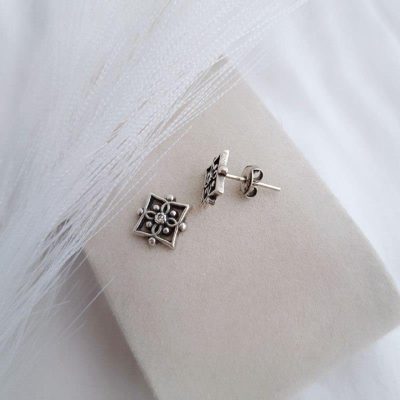 BRINCO PRATA 925 FLOR QUADRADA COM ZIRCONIA