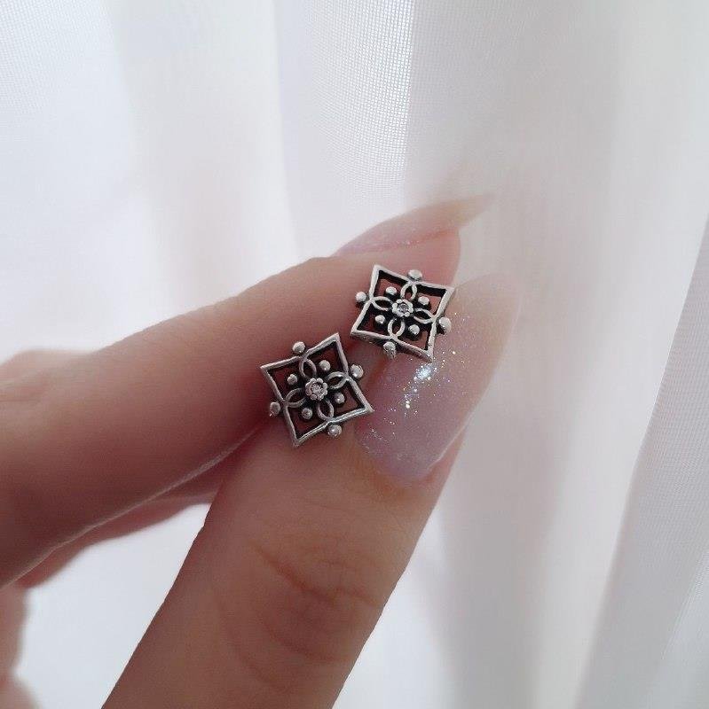 BRINCO PRATA 925 FLOR QUADRADA COM ZIRCONIA