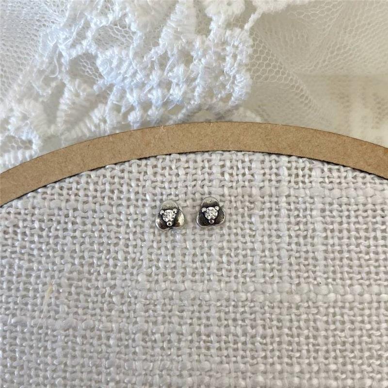 BRINCO PRATA 925 FLOR TRÊS PÉTALAS PEQUENA