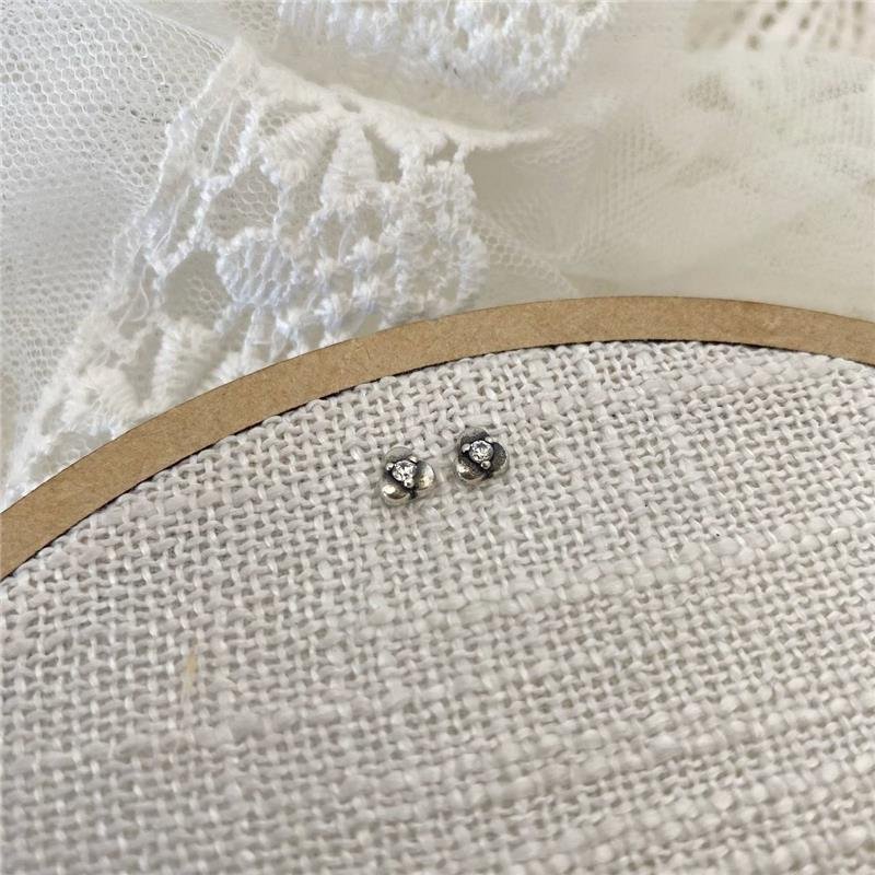 BRINCO PRATA 925 FLOR TRÊS PÉTALAS PEQUENA