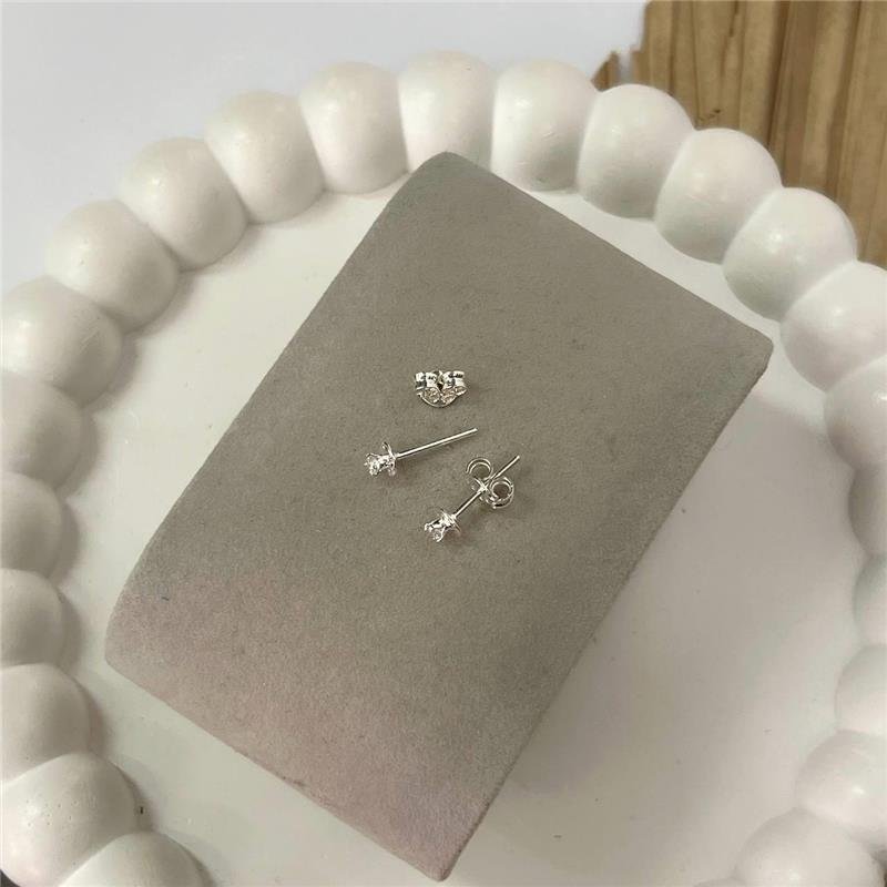 BRINCO PRATA 925 FLOR ZIRCÔNIA NO MEIO