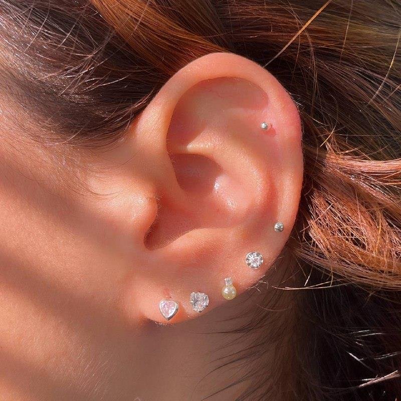 BRINCO PRATA 925 FLOR ZIRCÔNIA NO MEIO