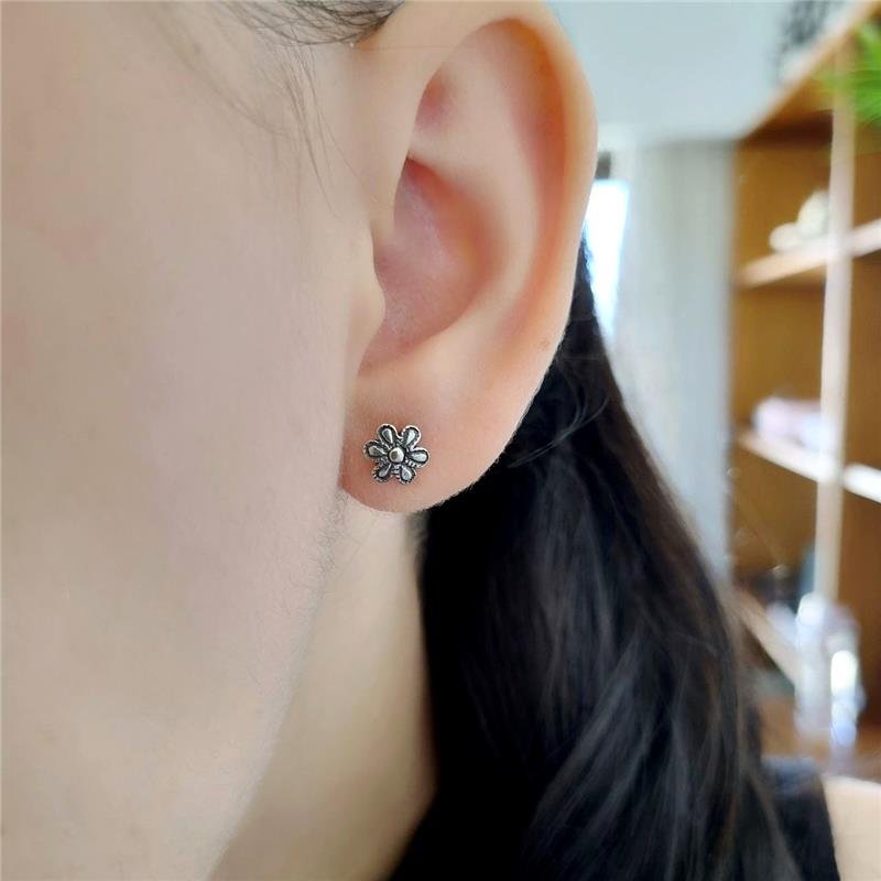 BRINCO PRATA 925 FLORZINHA TRABALHADA