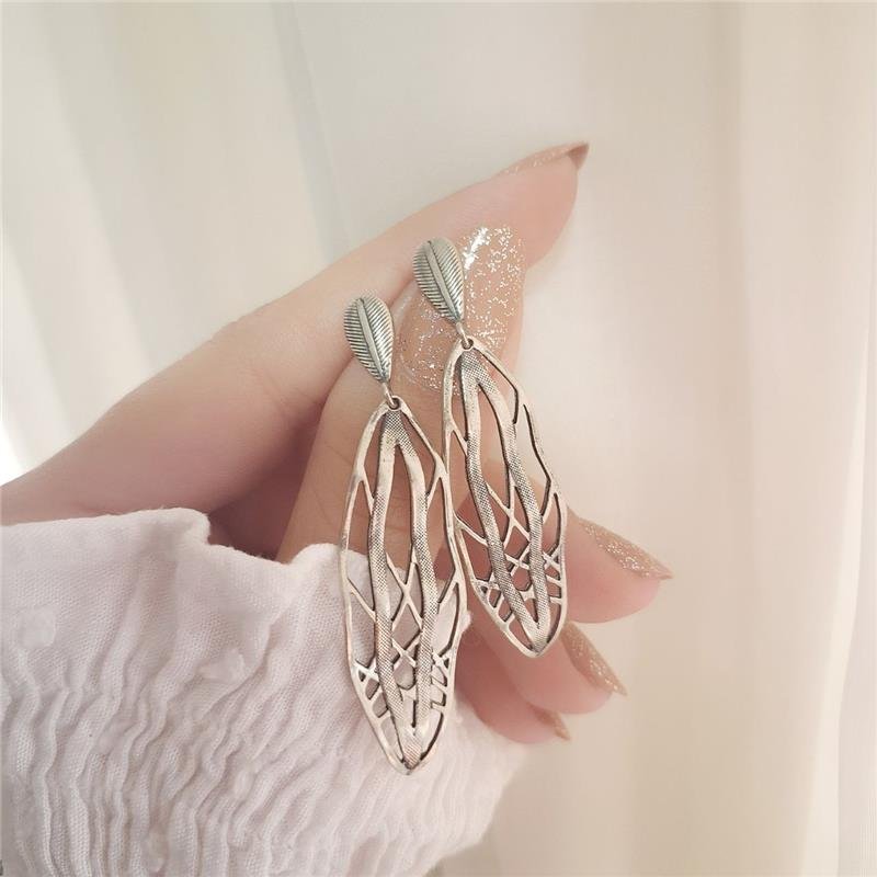 BRINCO PRATA 925 FOLHA VAZADA ONDULADA