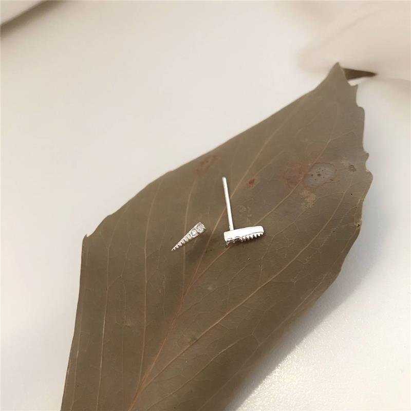 BRINCO PRATA 925 GEOMÉTRICO TRIANGULAR PEQUENO