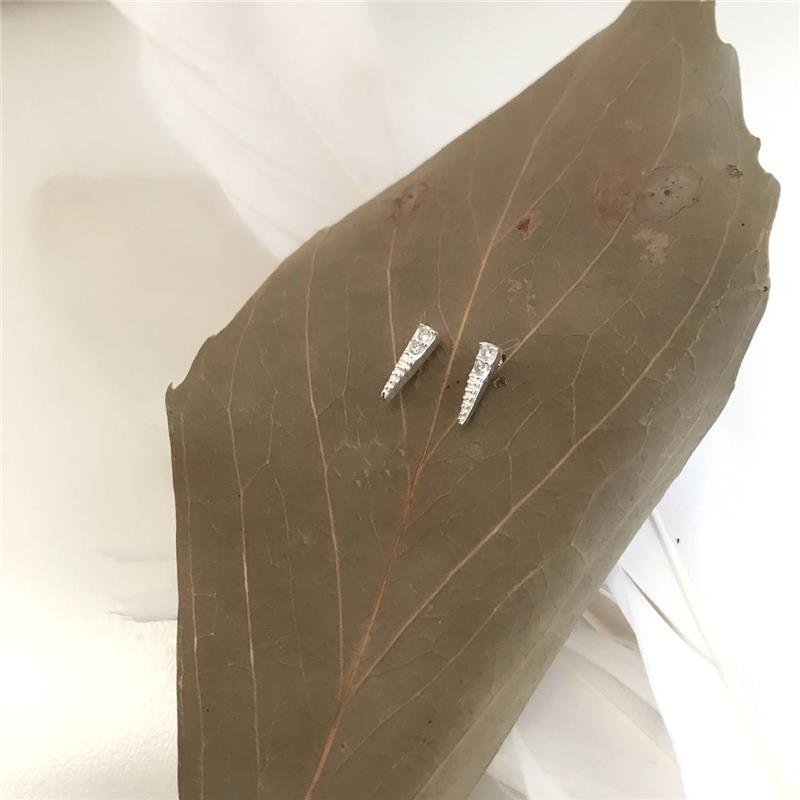 BRINCO PRATA 925 GEOMÉTRICO TRIANGULAR PEQUENO