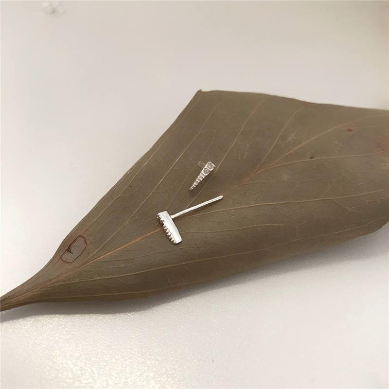 BRINCO PRATA 925 GEOMÉTRICO TRIANGULAR PEQUENO