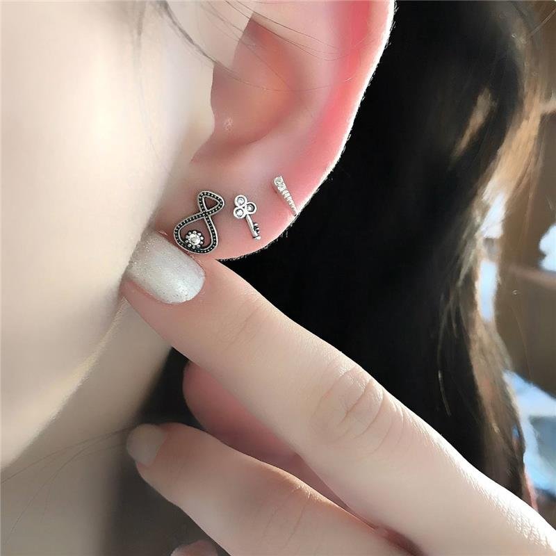 BRINCO PRATA 925 GEOMÉTRICO TRIANGULAR PEQUENO