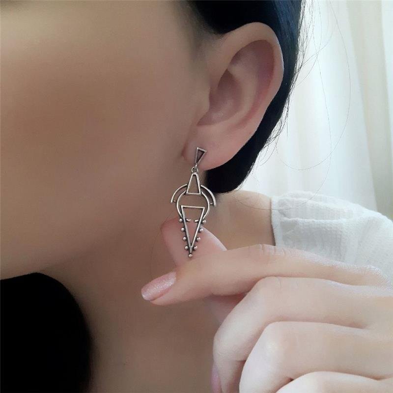 BRINCO PRATA 925 GEOMÉTRICO VAZADO PENDURADO