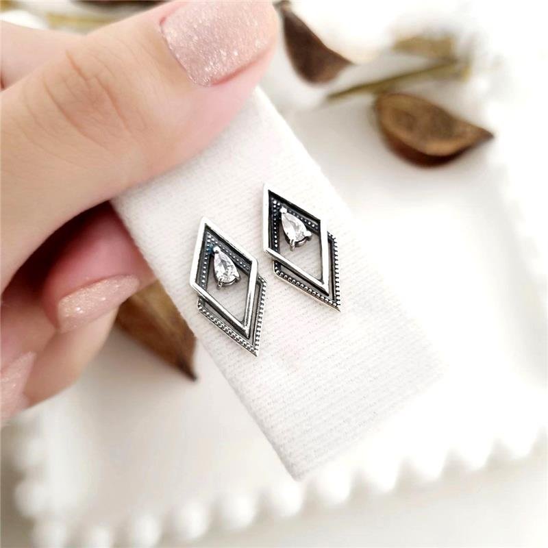 BRINCO PRATA 925 LOSANGOS COM PEDRA GOTA