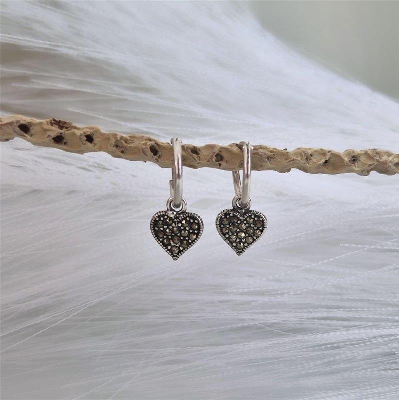 BRINCO PRATA 925 MEIA ARGOLA CORAÇÃO CRAVEJADO MARCASSITA