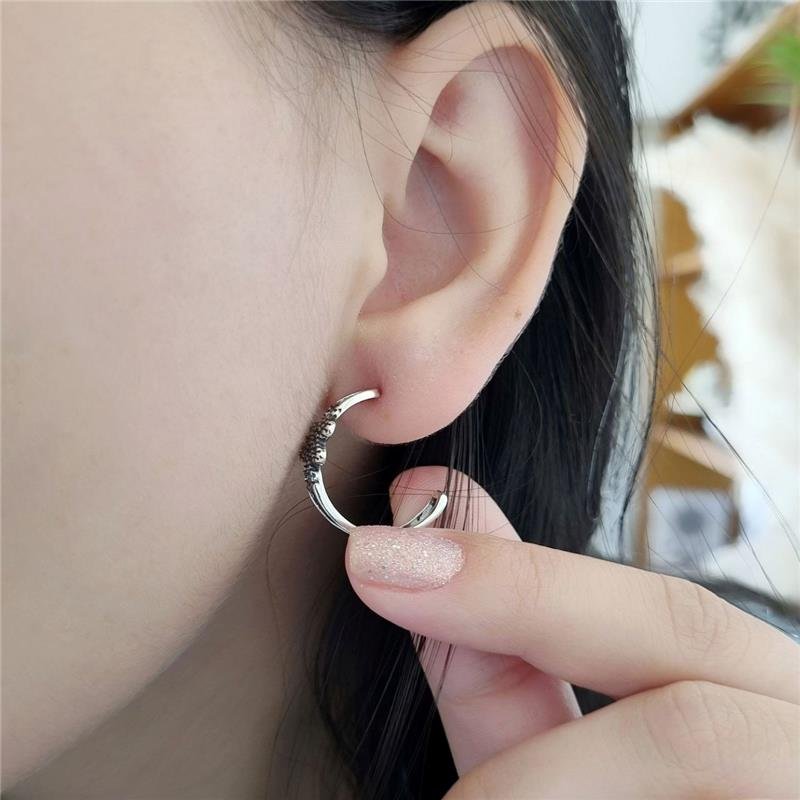 BRINCO PRATA 925 MEIA ARGOLA FLOR VAZADA