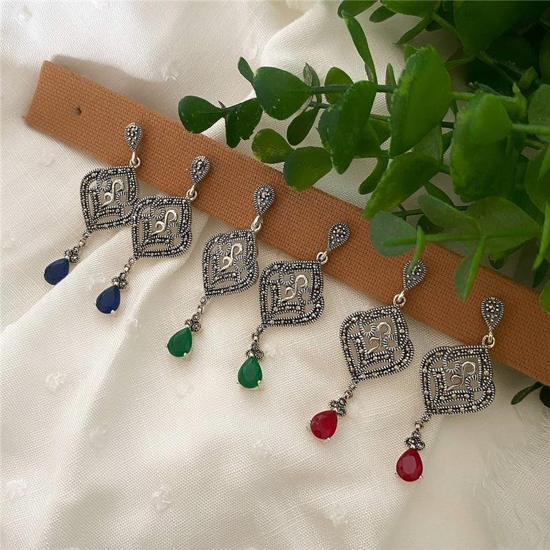 BRINCO PRATA 925 PENDURADO ARABESCOS COM PEDRA PENDURADA