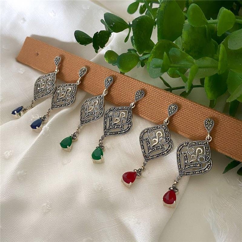 BRINCO PRATA 925 PENDURADO ARABESCOS COM PEDRA PENDURADA