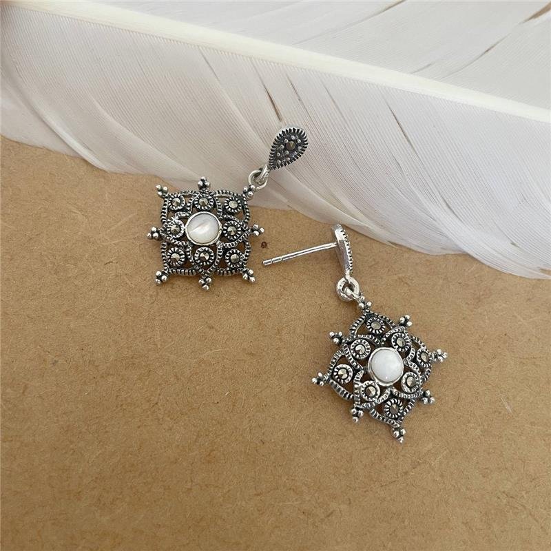 BRINCO PRATA 925 PENDURADO FLOR MADRE PÉROLA