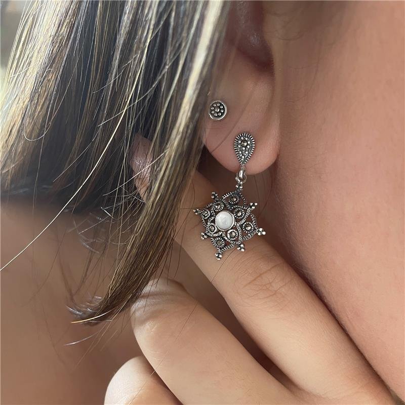 BRINCO PRATA 925 PENDURADO FLOR MADRE PÉROLA