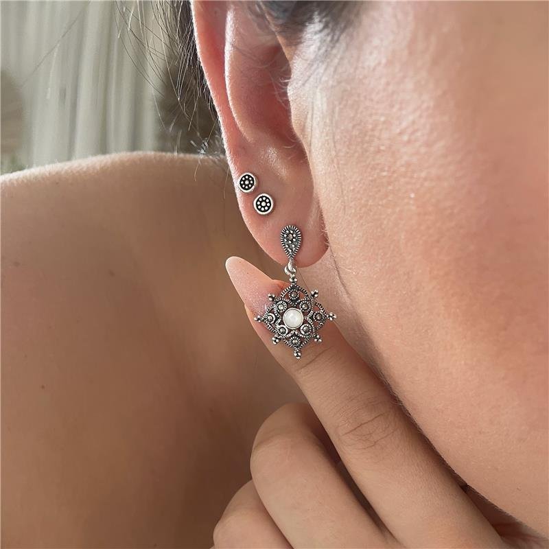 BRINCO PRATA 925 PENDURADO FLOR MADRE PÉROLA