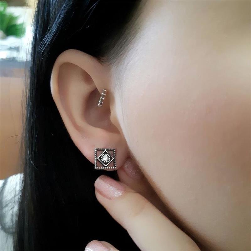 BRINCO PRATA 925 QUADRADO COM LOSANGO E ZIRCÔNIA