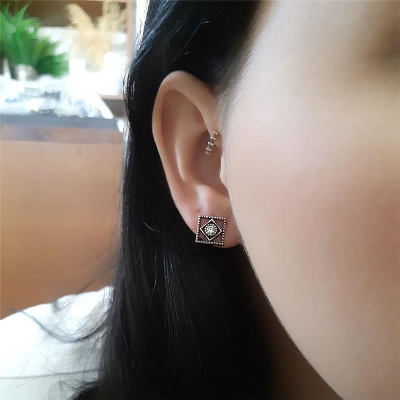 BRINCO PRATA 925 QUADRADO COM LOSANGO E ZIRCÔNIA