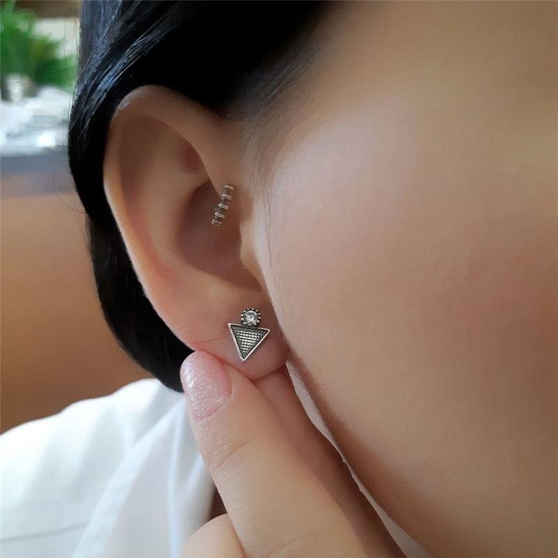 BRINCO PRATA 925 TRIÂNGULO COM ZIRCÔNIA EM CIMA