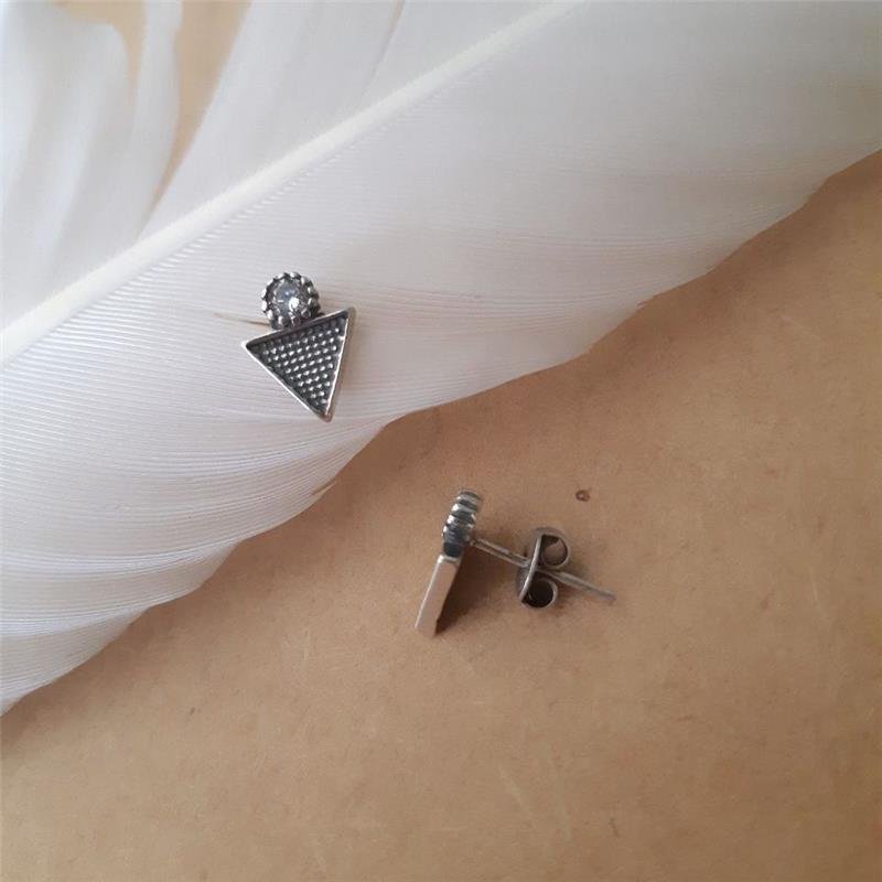 BRINCO PRATA 925 TRIÂNGULO COM ZIRCÔNIA EM CIMA