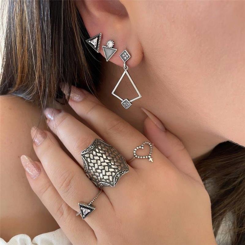 BRINCO PRATA 925 TRIÂNGULO COM ZIRCÔNIA EM CIMA