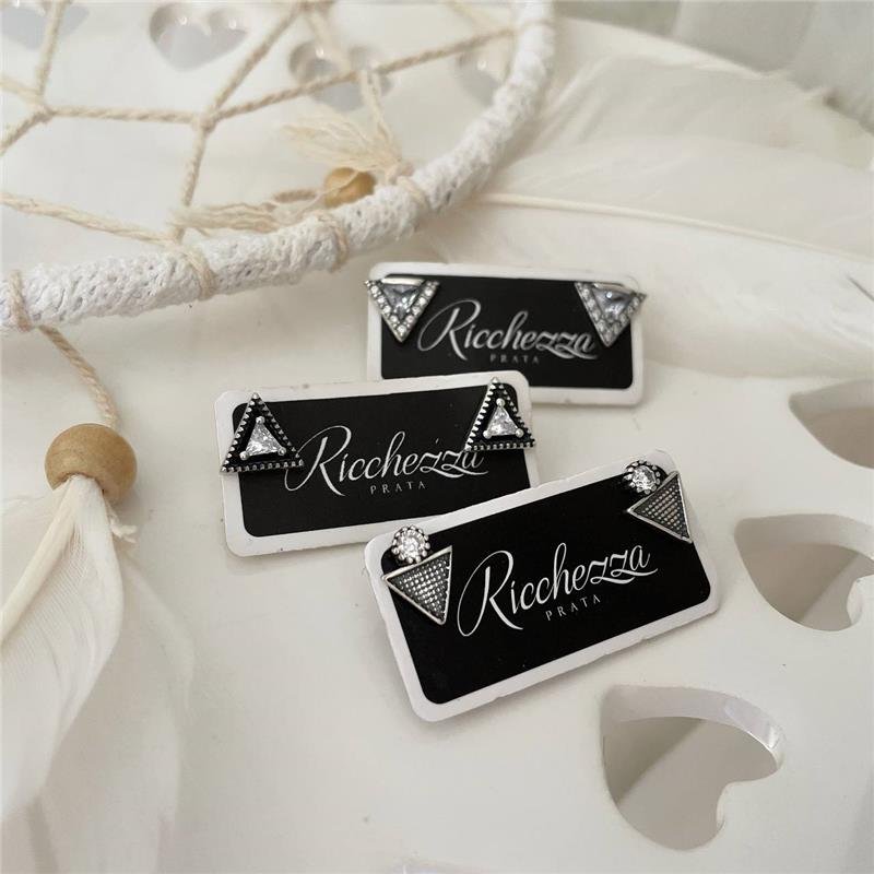 BRINCO PRATA 925 TRIÂNGULO COM ZIRCÔNIA EM CIMA