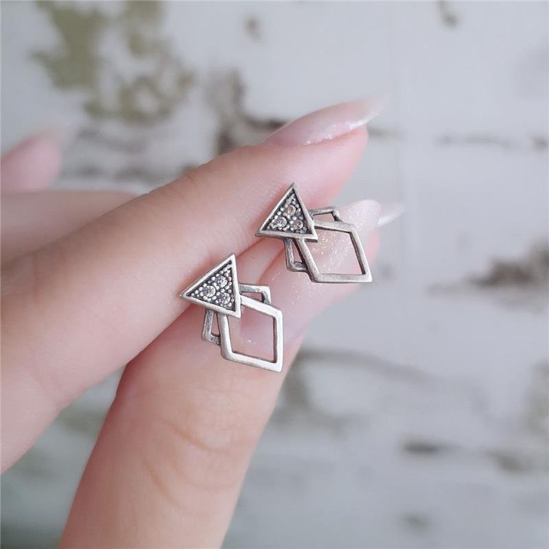 BRINCO PRATA 925 TRIANGULO CRAVEJADO ZIRCONIA COM LOSANGO VAZADO