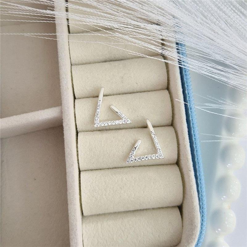 BRINCO PRATA 925 TRIANGULO INCOMPLETO CRAVEJADO