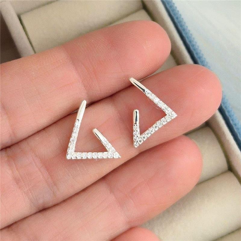 BRINCO PRATA 925 TRIANGULO INCOMPLETO CRAVEJADO