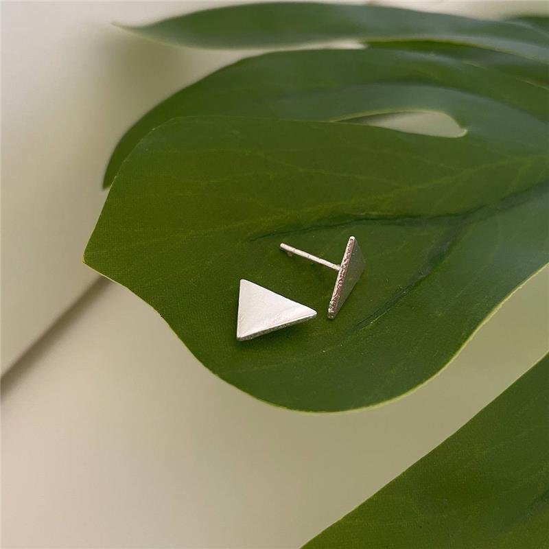 BRINCO PRATA 925 TRIÂNGULO LISO