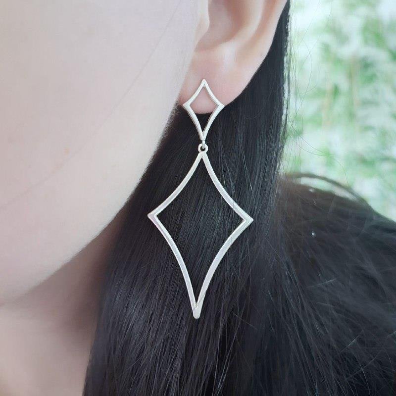 BRINCO PRATA 925 UM LOSANGO PEQUENO E UM LOSANGO GRANDE PENDURADO