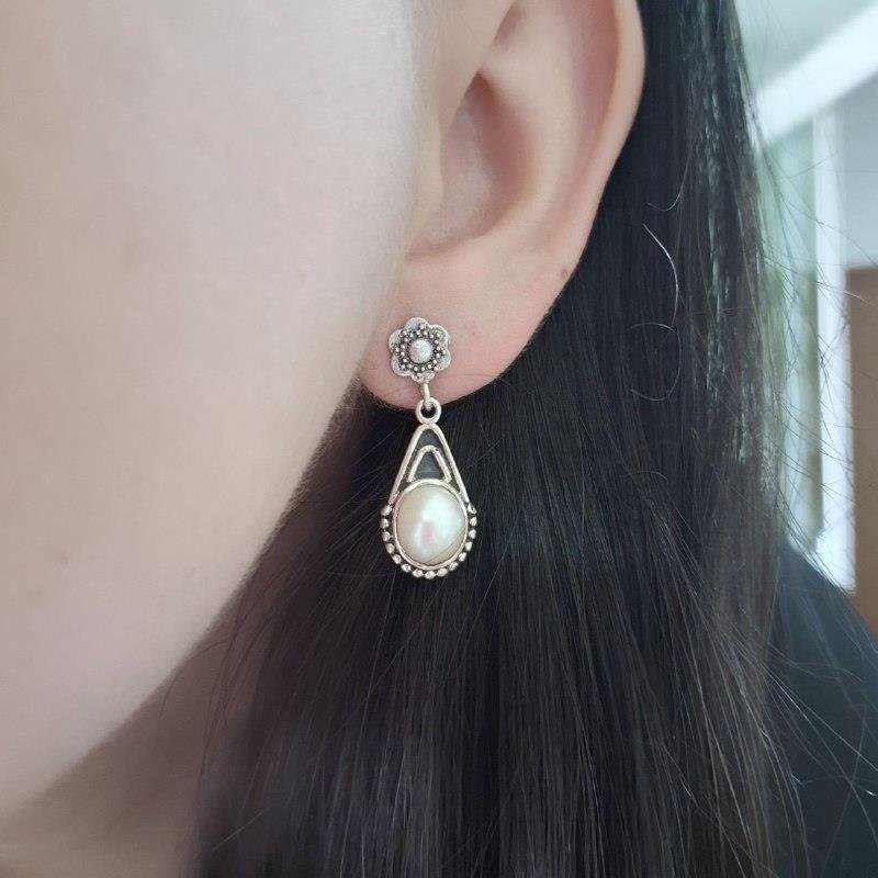 BRINCO PRATA BALI BASE FLOR GOTA TRABALHADA PEDRA NATURAL REDONDA