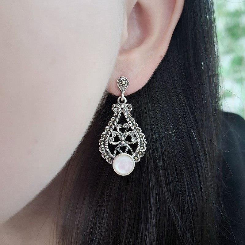 BRINCO PRATA BALI BASE GOTA PENDURADO ARABESCO CORAÇÃO TRABALHADO MARCASSITA PEDRA NATURAL REDONDA