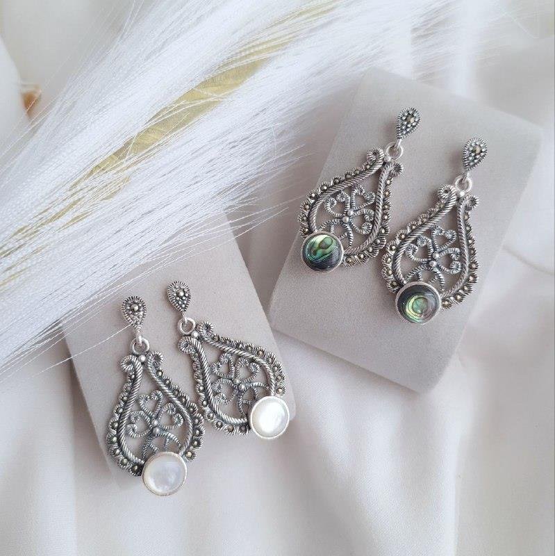 BRINCO PRATA BALI BASE GOTA PENDURADO ARABESCO CORAÇÃO TRABALHADO MARCASSITA PEDRA NATURAL REDONDA