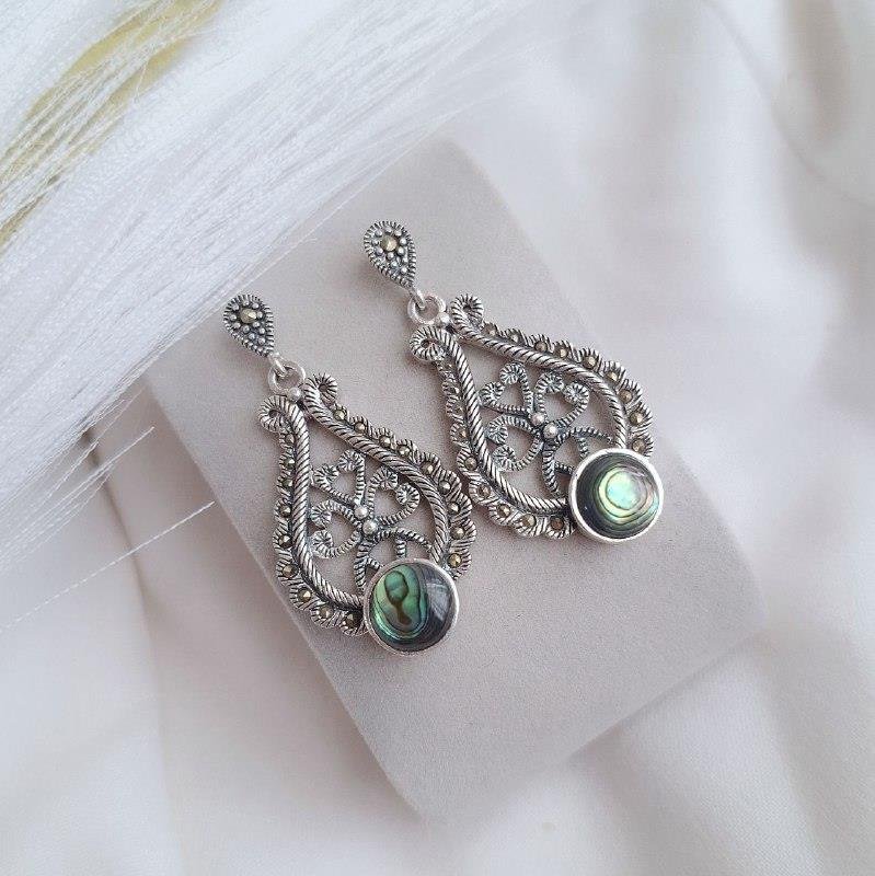 BRINCO PRATA BALI BASE GOTA PENDURADO ARABESCO CORAÇÃO TRABALHADO MARCASSITA PEDRA NATURAL REDONDA