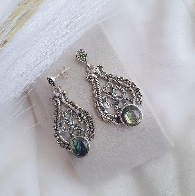 BRINCO PRATA BALI BASE GOTA PENDURADO ARABESCO CORAÇÃO TRABALHADO MARCASSITA PEDRA NATURAL REDONDA