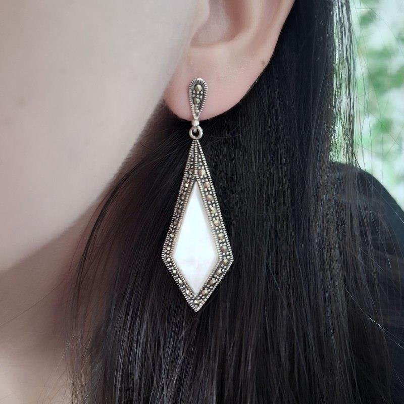 BRINCO PRATA BALI GEOMÉTRICO MADRE PÉROLA MARCASSITA EM VOLTA BASE GOTA