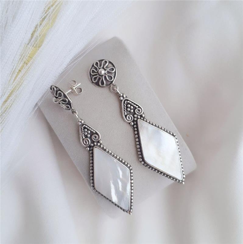 BRINCO PRATA BALI LOSANGO TRABALHADO MADRE PÉROLA PENDURADO BASE REDONDA FLOR