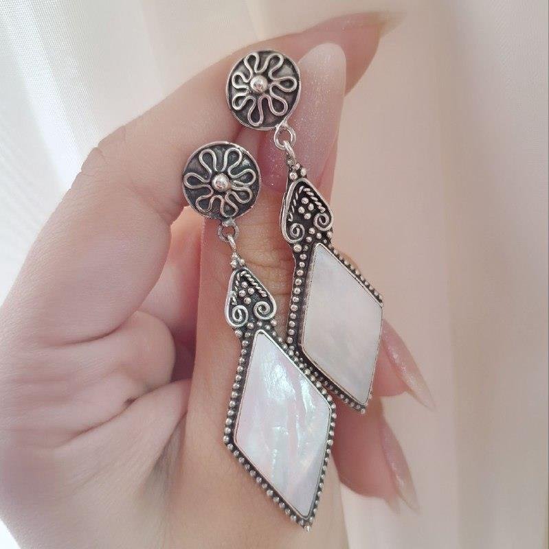 BRINCO PRATA BALI LOSANGO TRABALHADO MADRE PÉROLA PENDURADO BASE REDONDA FLOR