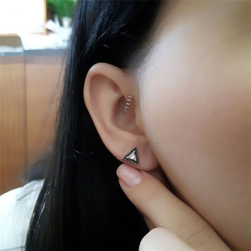 BRINCO PRATA 925 TRIÂNGULO VAZADO COM ZIRCÔNIA