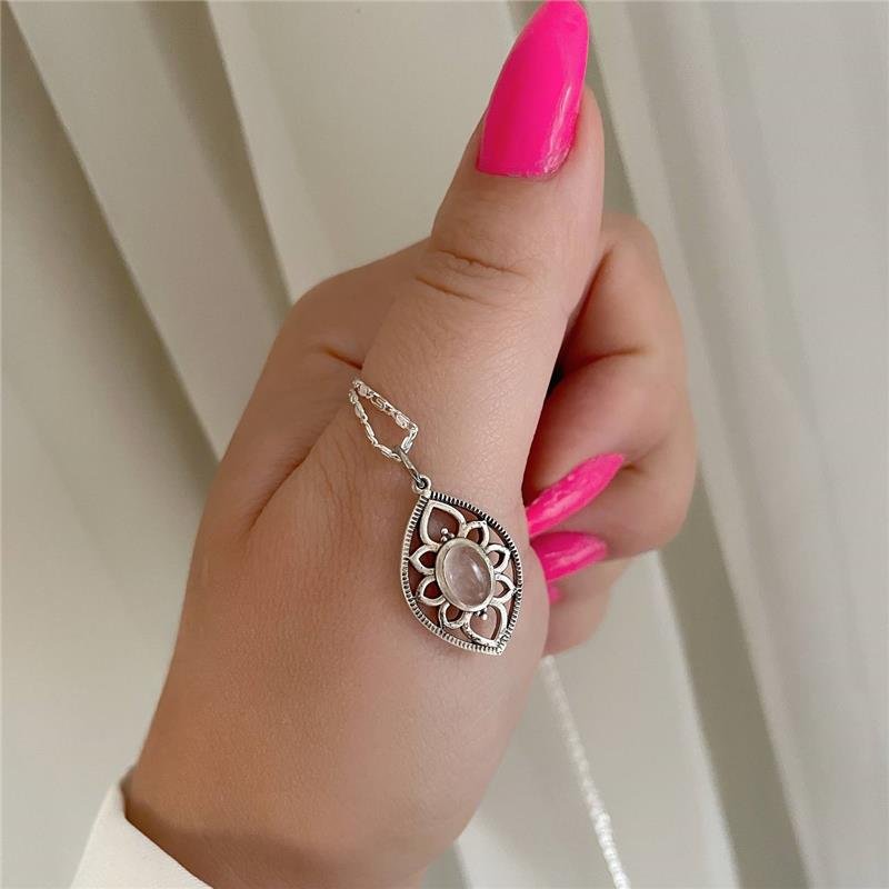 COLAR COM PINGENTE TRABALHADO COM PEDRA NATURAL