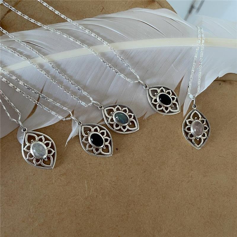 COLAR COM PINGENTE TRABALHADO COM PEDRA NATURAL