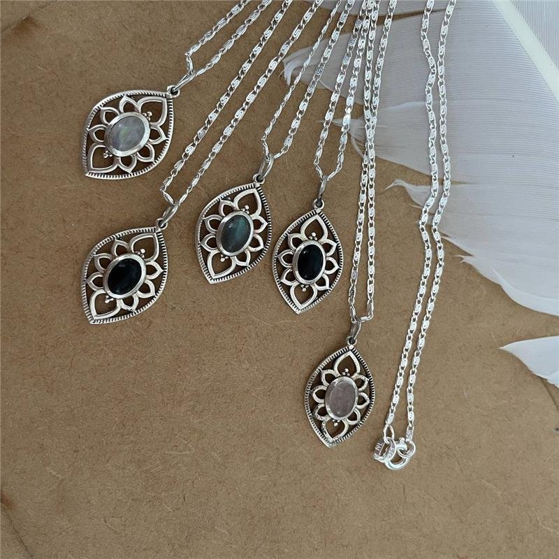 COLAR COM PINGENTE TRABALHADO COM PEDRA NATURAL